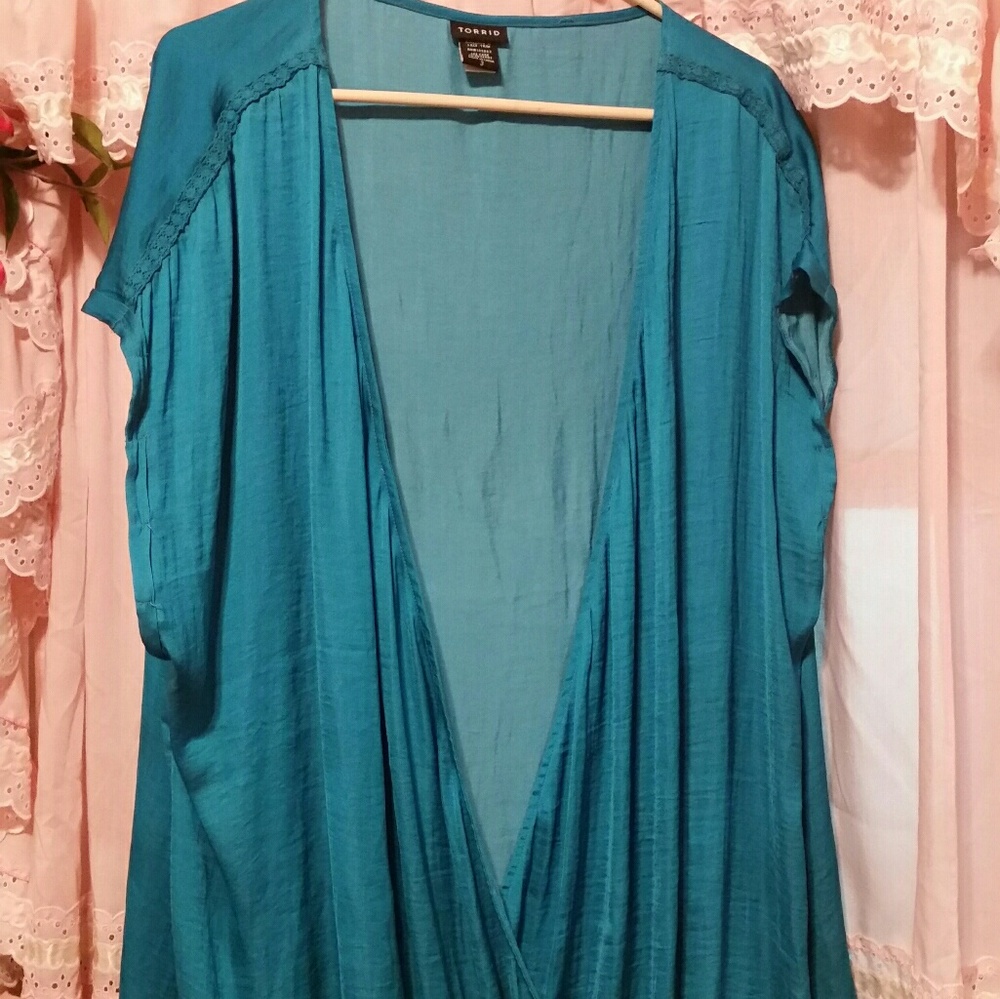 Cute teal torrid top size 3